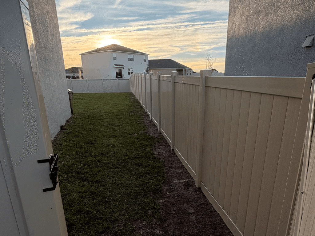 vinyl-privacy-fence-backyard-orlando.jpg